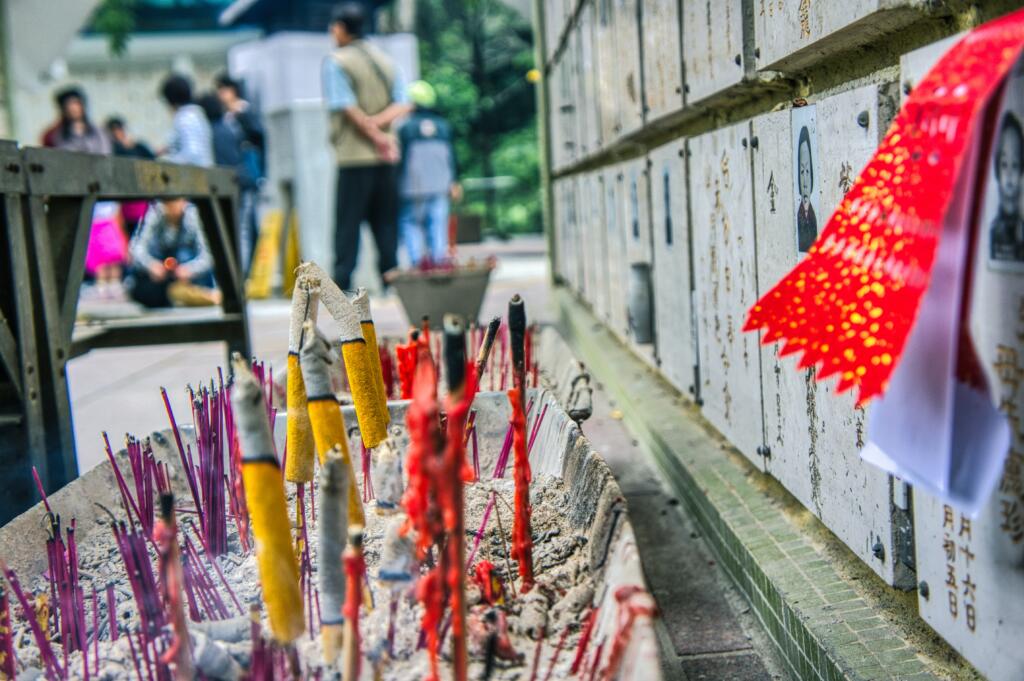 Chinese celebrating Qingming Festival of Tomb Sweeping Day